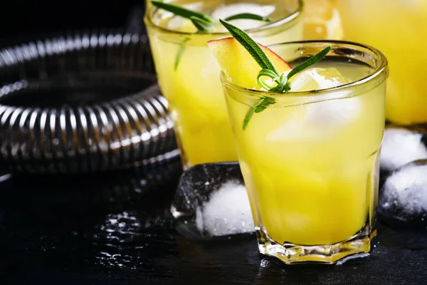 Манговый лимонад с розмарином, лимонным соком и льдом — стоковое фото