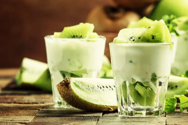 Yogurt al kiwi, frutta fresca e menta — Foto Stock