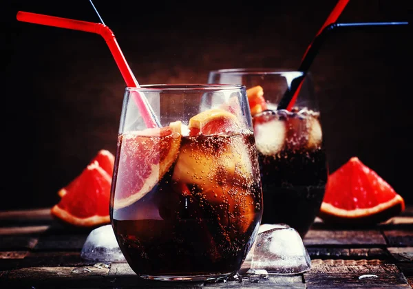 Cocktail con cola, succo di pompelmo, cubetti di ghiaccio e liquore — Foto Stock