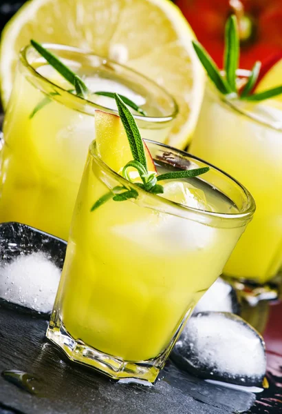 Mango limonata, biberiye, limon suyu ve buz ile — Stok fotoğraf