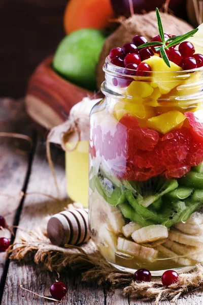 Lente vitamine salade gemaakt van vruchten — Stockfoto