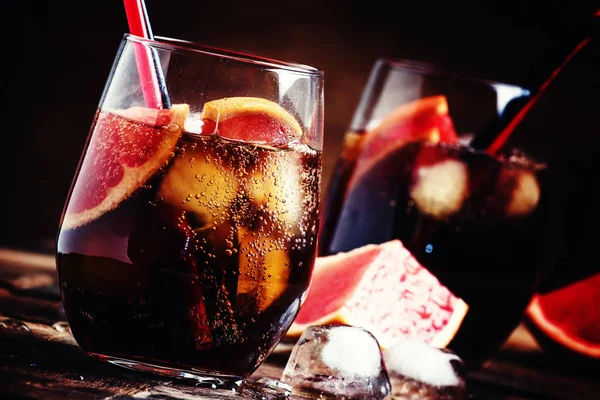 Cocktail con cola, succo di pompelmo, cubetti di ghiaccio e liquore — Foto Stock