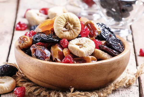 Alimento saludable: mezcla de frutas secas en un tazón — Foto de Stock