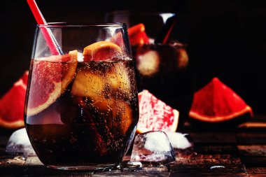 Cola, greyfurt suyu, buz küpleri ve likörü kokteyl