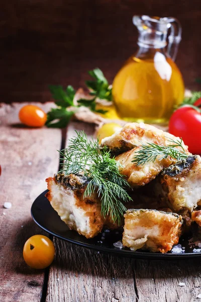 Pescado frito en un plato —  Fotos de Stock