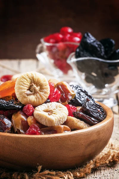 Υγιεινά τρόφιμα: μίγμα από αποξηραμένα φρούτα σε μπολ — Φωτογραφία Αρχείου
