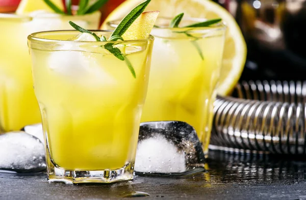 マンゴー レモネード、ローズマリー、レモン汁、氷 — ストック写真