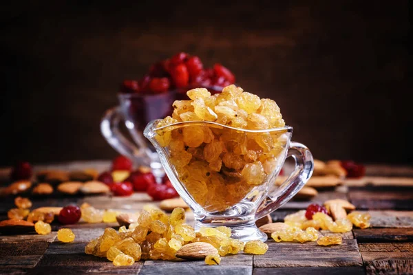 Raisins in a glass bowl — Stock Photo, Image