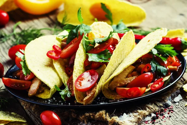 Taco messicano farcito con carne — Foto Stock