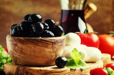 Vintage bir ahşap kase Siyah Zeytin