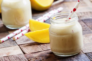 Smoothies muz, krem ve mango ile
