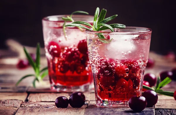 Cranberry beverage with ice and berries — Stock Photo, Image