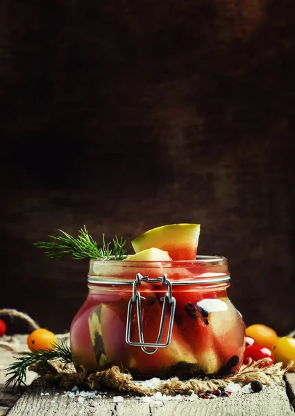 Gesalzene Wassermelone, rustikaler Stil — Stockfoto