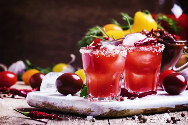 Cocktails de tomate frio com pimenta e sal — Fotografia de Stock