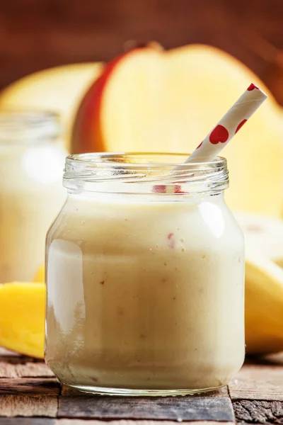 Batidos con plátano, crema y mango —  Fotos de Stock