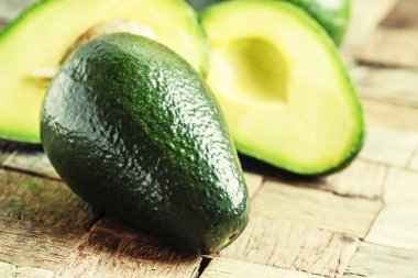 Antika ahşap masa üzerinde taze avokado