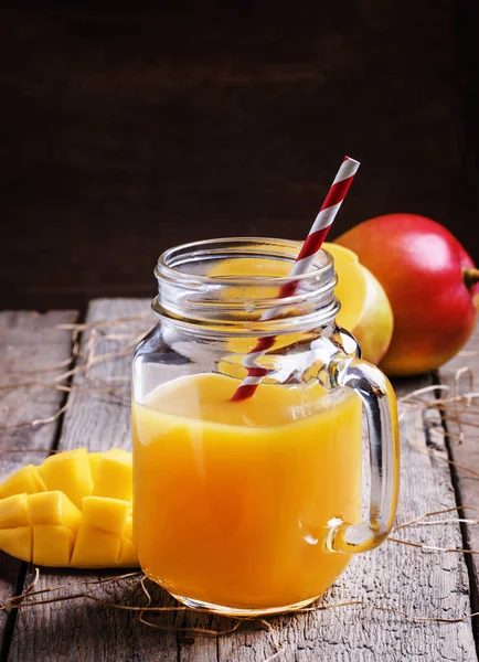 Mango sap met rietje — Stockfoto