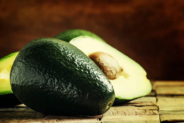 Frische Avocado auf einem Holztisch — Stockfoto