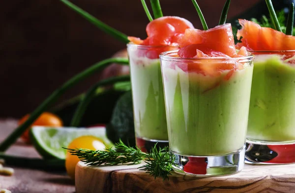 Amuse-gueule au saumon fumé et mousse d'avocat — Photo