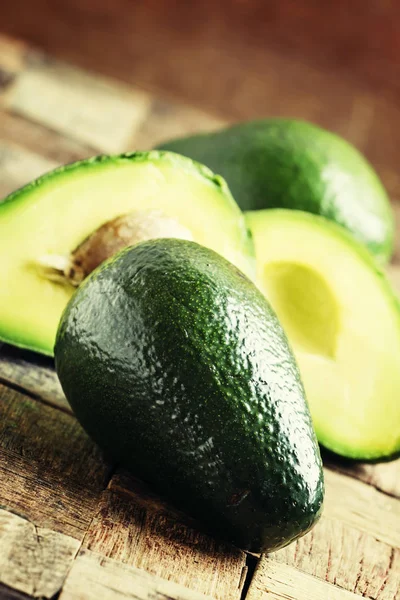 Frische Avocado auf einem Holztisch — Stockfoto