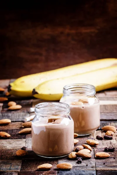 Schokoladen-Mandel-Smoothies im Glas — Stockfoto