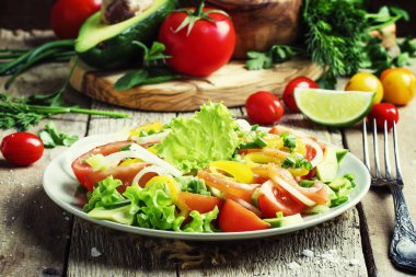 Avokado, somon, marul, soğan ve biber salatası