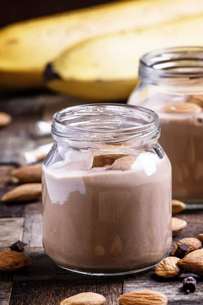 Schokoladen-Mandel-Smoothies im Glas — Stockfoto