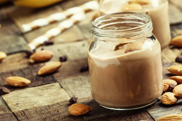 Čokoládové mandlové smoothie ve sklenicích — Stock fotografie