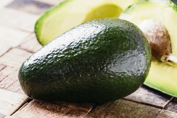 Frische Avocado auf einem Holztisch — Stockfoto