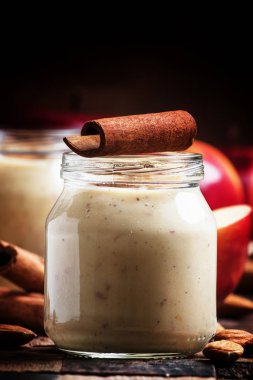 Kırmızı elma dan güler yüzlü 