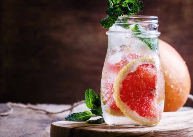 Greyfurt ve soda ile soğuk içecek