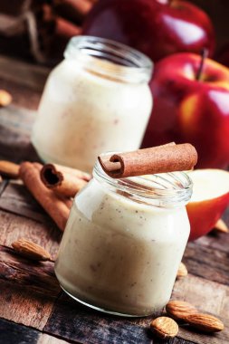 Kırmızı elma dan güler yüzlü 