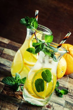 Soğuk içecek ile portakal 