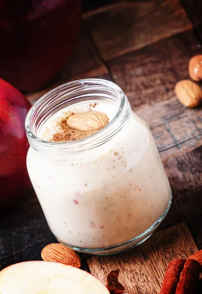 Smoothie aus roten Äpfeln — Stockfoto