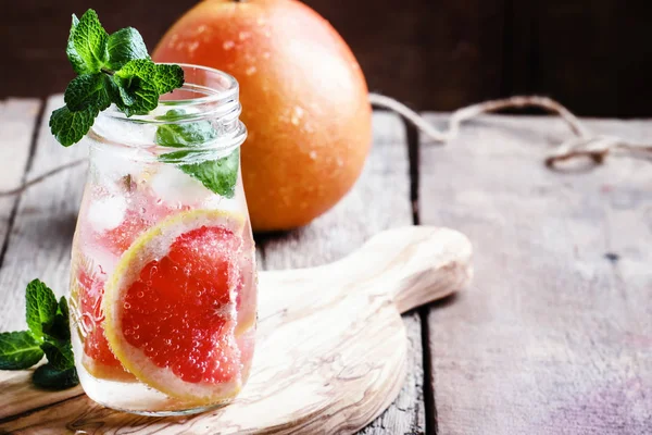 Bebida fria com toranja e refrigerante — Fotografia de Stock