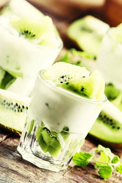 Kiwi fruit met romige yoghurt — Stockfoto