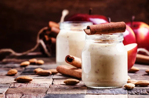 Smoothie aus roten Äpfeln — Stockfoto