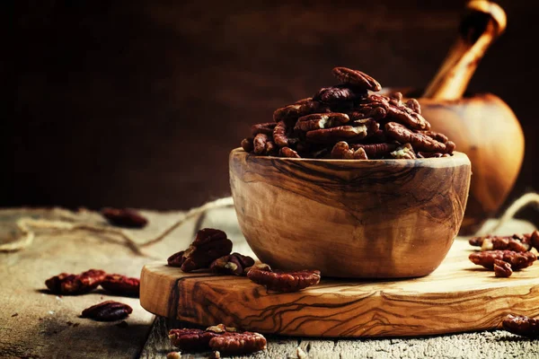 Nueces de pacana crudas en cuenco de madera — Foto de Stock