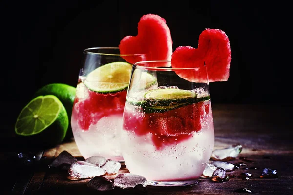 Cóctel de San Valentín con corazones de frutas rojas — Foto de Stock