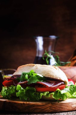 Jambon, marul ve domates ile sandviç 