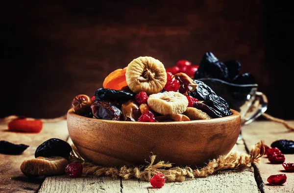 Сушеные фрукты в миске — стоковое фото