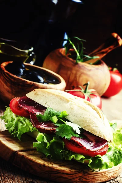 Sandwich con jamón, lechuga y tomate — Foto de Stock