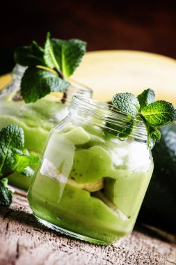 Avokado ve nane ile muz mousse