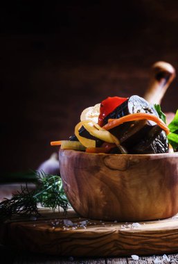 Marine patlıcan soğan ve biber ile