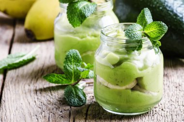 Avokado ve nane ile muz mousse