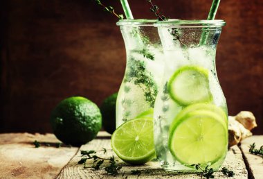 Zencefilli gazoz kireç, kekik ve buz ile