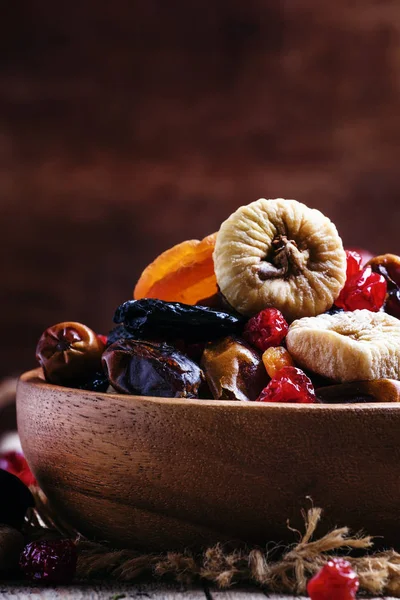 Сушеные фрукты в миске — стоковое фото