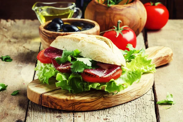 Бутерброд з шинкою, салатом і помідорами — стокове фото