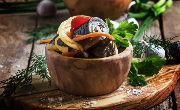 Marine patlıcan soğan ve biber ile — Stok fotoğraf