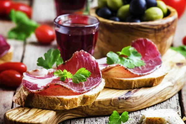 Bruschetta à la viande séchée — Photo